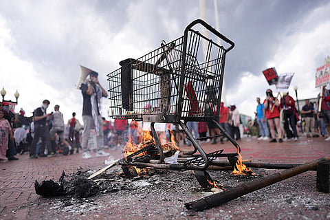 Protesters burn effigy of Israeli PM